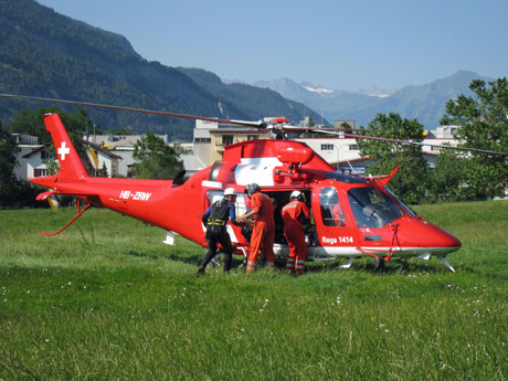 Zwei der fünf Taucher werden mit der Rega von Chur aus ins Engadin geflogen