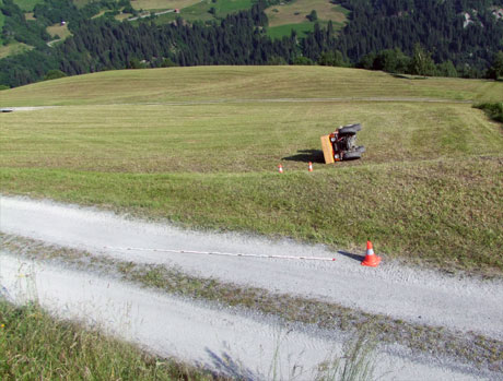 Das rund 350 kg schwere Fahrzeug klemmte den Mann unter sich ein