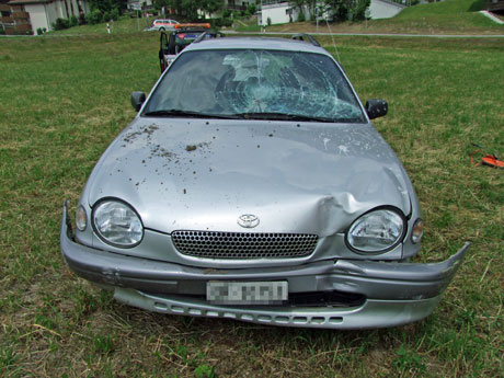 Das total beschädigte Auto kam mitten in einer Wiese bei Flims zum Stillstand