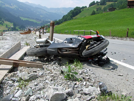 Missglücktes Überholmanöver bei Saas i.P.: Eine Motorradfahrerin wurde schwer verletzt
