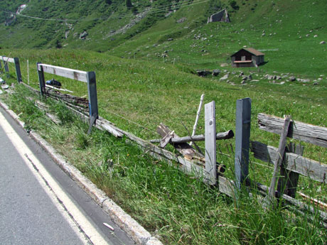 Diesen Bündnerzaun bei Sogn Gions durchbrach der Motorradfahrer