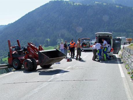 Der 22-Jährige wird von der Rettung Chur ins Spital gefahren
