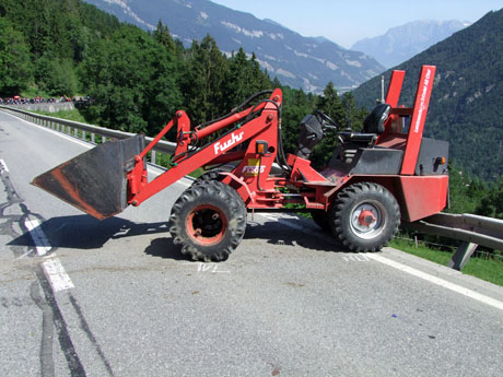 Erst die Leitplanke vermochte die Baumaschine zu stoppen