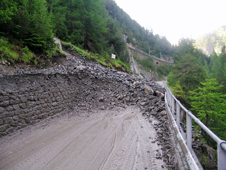Die Strasse wurde an mehreren Stellen verschüttet