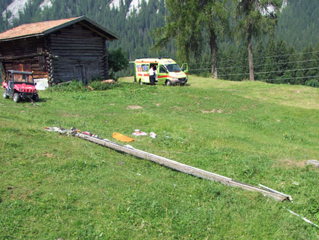 Der Monteur stürzte rund zehn Meter tief, als dieser Holzmasten umkippte