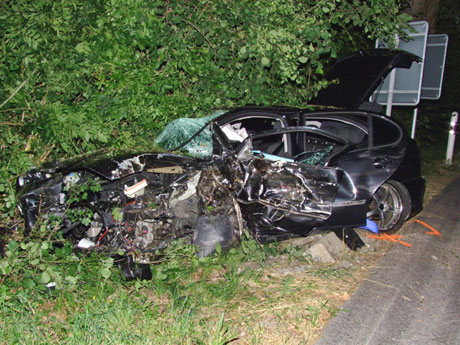 Das Fahrzeug prallte frontal in einen Baumstrunk und in einen Stein