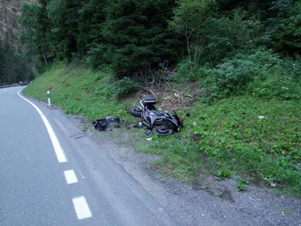 Das total beschädigte Motorrad in der Unfallendlage