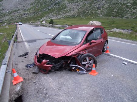 Auto completamente distrutta