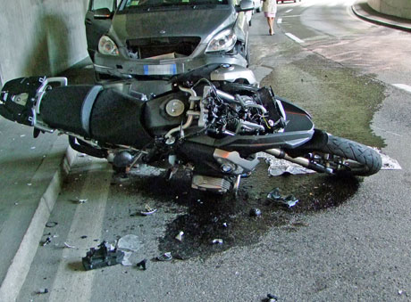 Motociclista ferito leggermente dopo una collisione frontale