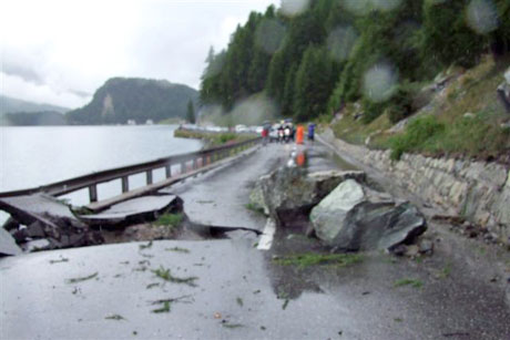 Ein Steinschlag zerstörte die Kantonsstrasse bei Sils Baselgia