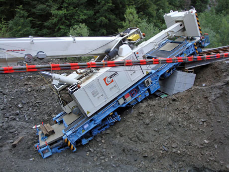 Der 96 Tonnen schwere Schienenkran kippte nach vorne in die Baugrube