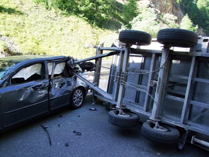 Der Anhänger kollidierte mit dem Personenwagen