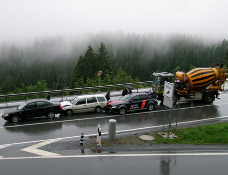 Der Lastwagen konnte nicht mehr rechtzeitig bremsen und schob drei Personenwagen ineinander