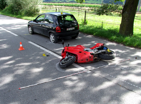Der Motorradfahrer sah die stehende Kolonne zu spät und rutschte in den Personenwagen hinein