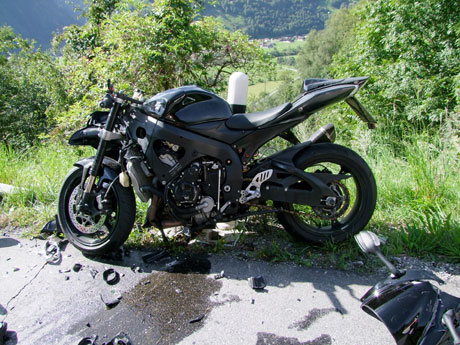 Auch das entgegenkommende Motorrad erlitt Totalschaden