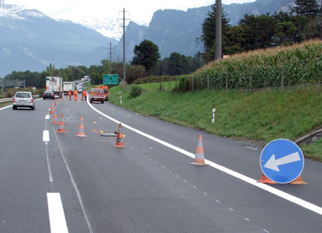 In diese Baustellen-Signalisation fuhr der 54-Jährige hinein (die Verkehrstafel stand vor der Kollision in der Strassenmitte)