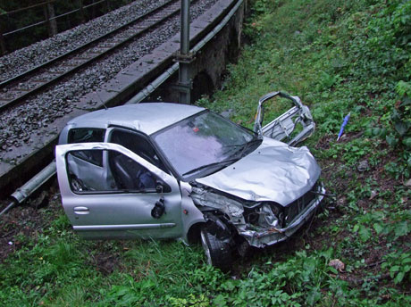 Wenige Meter neben dem RhB-Gleis kam das Fahrzeug zum Stillstand
