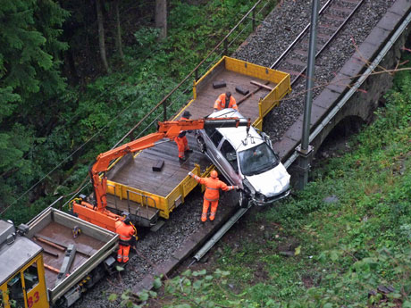 Ein Dienstzug der RhB transportierte das Fahrzeug nach Thusis