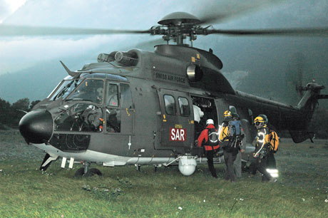 Der Superpuma fliegt die Retter zur Calandahütte