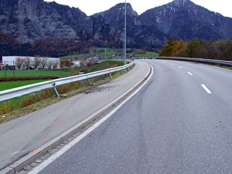 Die Unfallspuren an der Leitplanke konnten dem entwendeten Fahrzeug zugewiesen werden