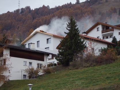 Feuerwehrleute bekämpfen den Dachbrand