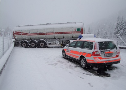 Das Sattelmotorfahrzeug blockiert die Autostrasse A13