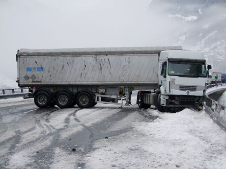 L'autoarticolato blocca l’autostrada A13