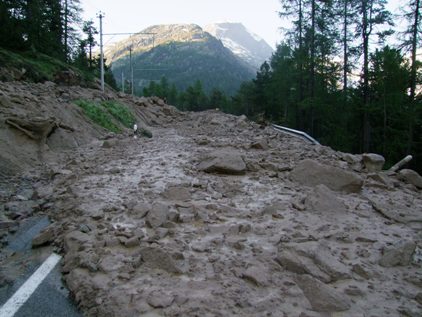 Verschüttete Strasse und Bahnlinie am Berninapass