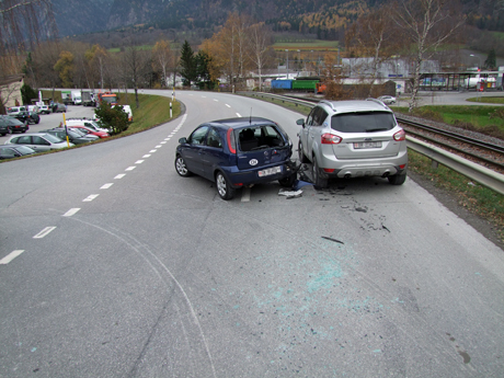 Das silbergraue Fahrzeug fuhr auf das blaue Fahrzeug auf und schob es auf die Gegenfahrbahn