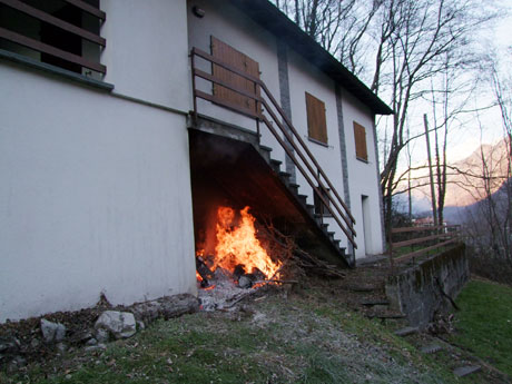 L’incendio è scoppiato sotto la scala