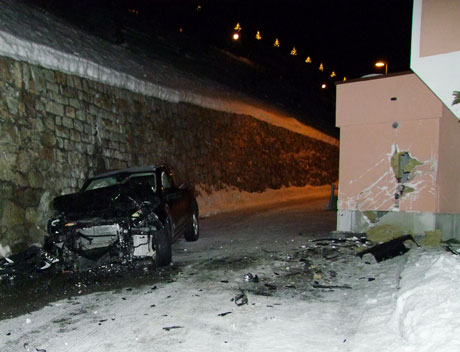 Das Fahrzeug und die Hauswand wurden stark beschädigt