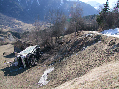 Die Endlage des Lastwagens nach dem Unfall