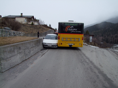 Der Personenwagen wurde zwischen Stützmauer und Postauto eingeklemmt