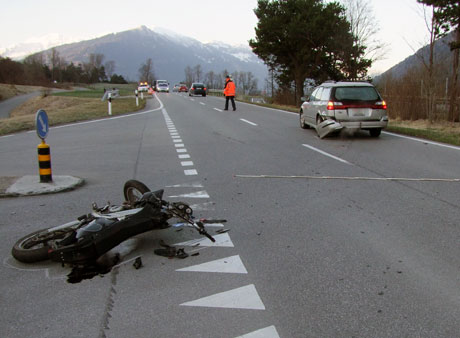 Das Motorrad und der Personenwagen kollidierten seitlich-frontal miteinander