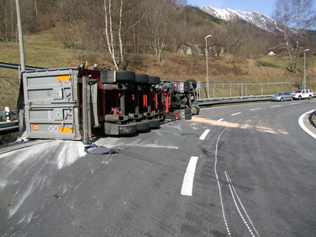Articolato si rovescia sulla A13 