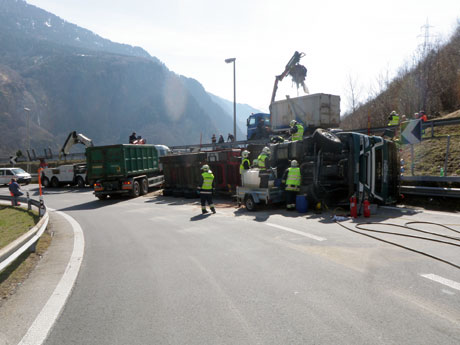 Articolato si rovescia sulla A13 