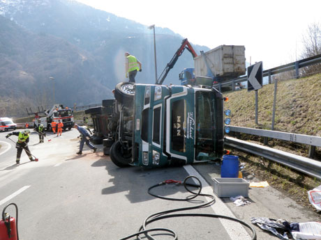 Articolato si rovescia sulla A13 