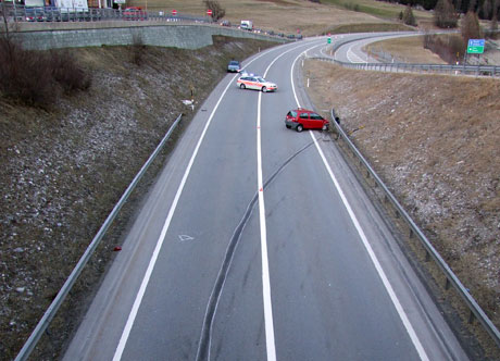 Der rote Personenwagen kollidierte mit einem entgegenkommenden Fahrzeug und anschliessend mit der Leitplanke