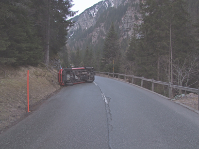 Endlage des Geländewagens nach dem Verkehrsunfall auf der Averserstrasse