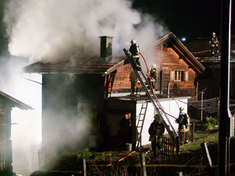 Die Feuerwehr von Mutten bei der Arbeit