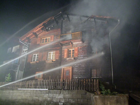 Dieses Ferienhaus wurde von den Flammen stark in Mitleidenschaft gezogen