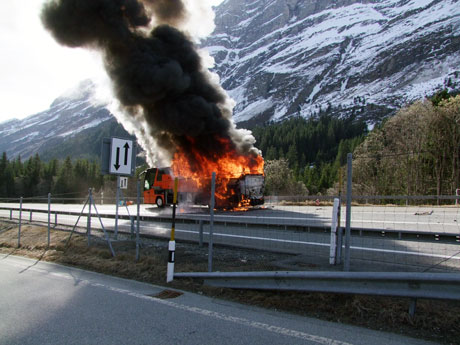 Der Reisecar stand in kürzester Zeit in Vollbrand