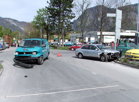 Hoher Sachschaden: Neben den beiden beteiligten Fahrzeugen wurden auch der Zaun und ein dahinter parkiertes Fahrzeug beschädigt