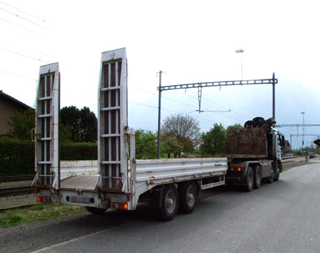 Der Anhänger stand auf den Gleisen, die Laderampen beschädigten die Bahnschranke