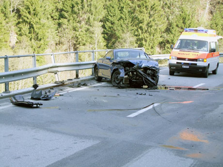 Das Fahrzeug wurde bei der Kollision mit der Böschung total beschädigt