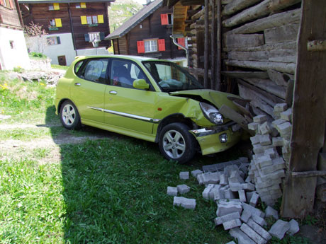 Der Personenwagen wurde bei der Kollision total beschädigt