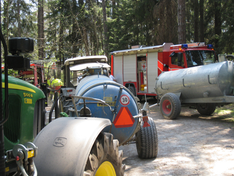 Feuerwehrleute und Landwirte geimeinsam im Löscheinsatz