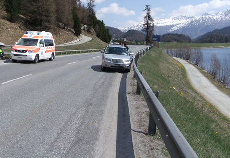 In dieser Kurve geriet der graue Wagen auf die Gegenfahrbahn