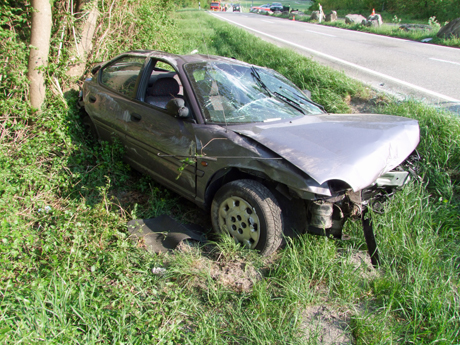 Der total demolierte Personenwagen nach dem Unfall