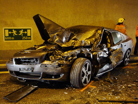 Der Personenwagen wurde total beschädigt